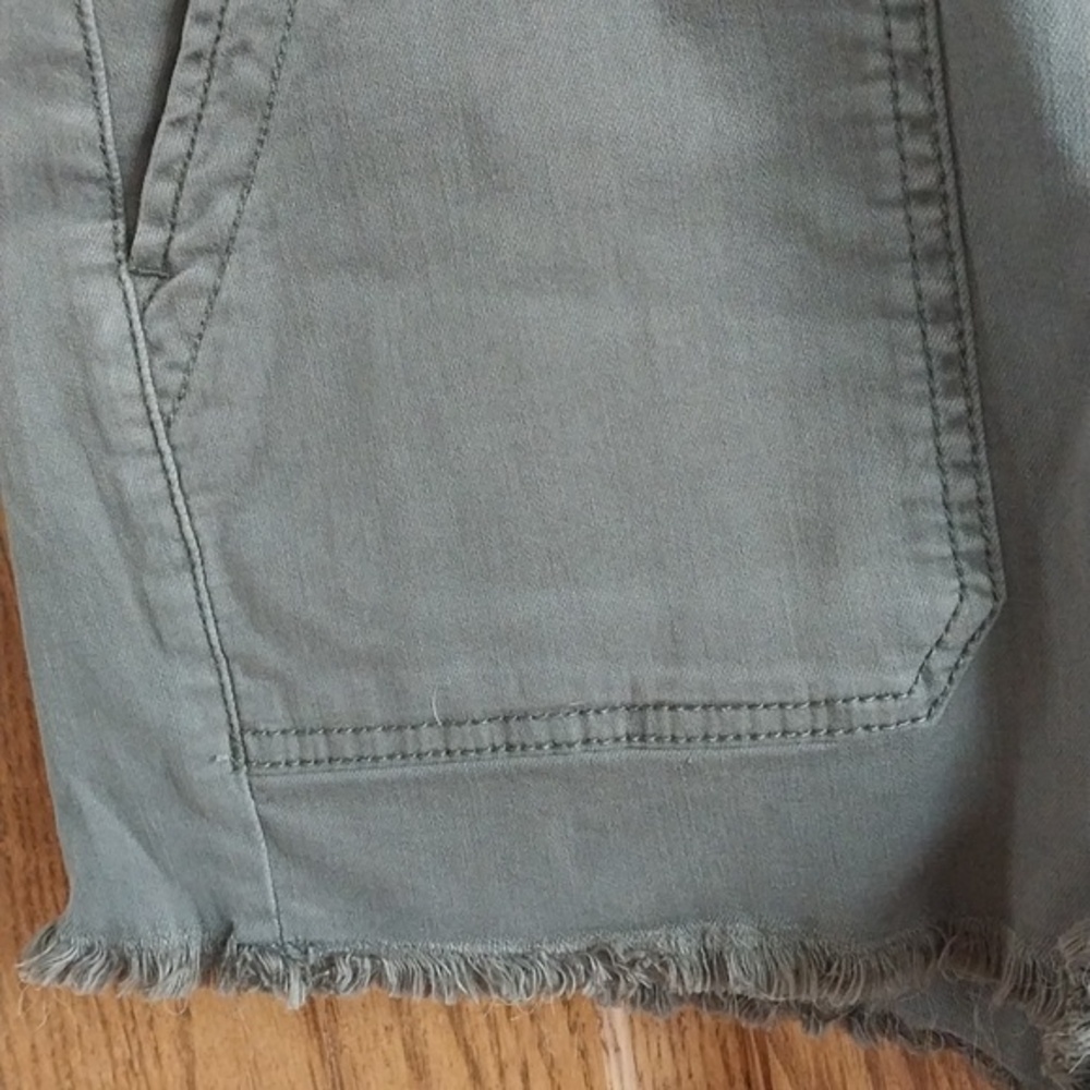 SO NWT High-Rise Utility Shorts Frayed Hem Size 13 Olive Green 2.5" Inseam - Picture 7 of 13
